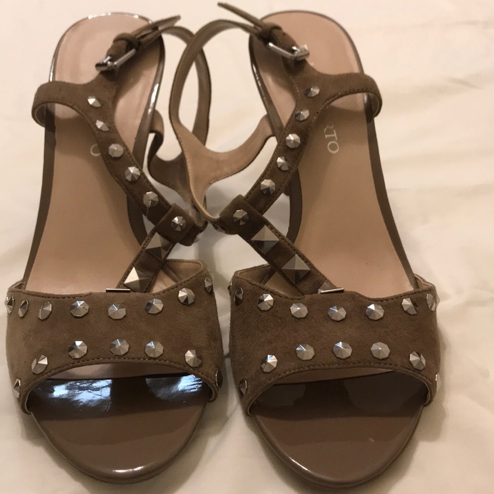 T- strapped pumps